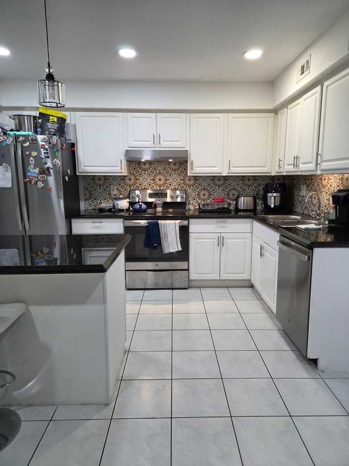 810 Sandtree Dr - Photo 6 of 37