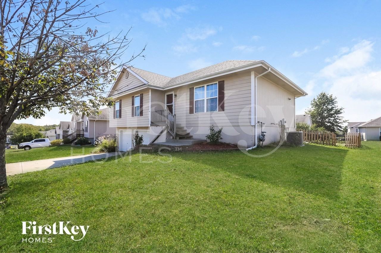 2211 Larkspur St - Photo 2 of 16