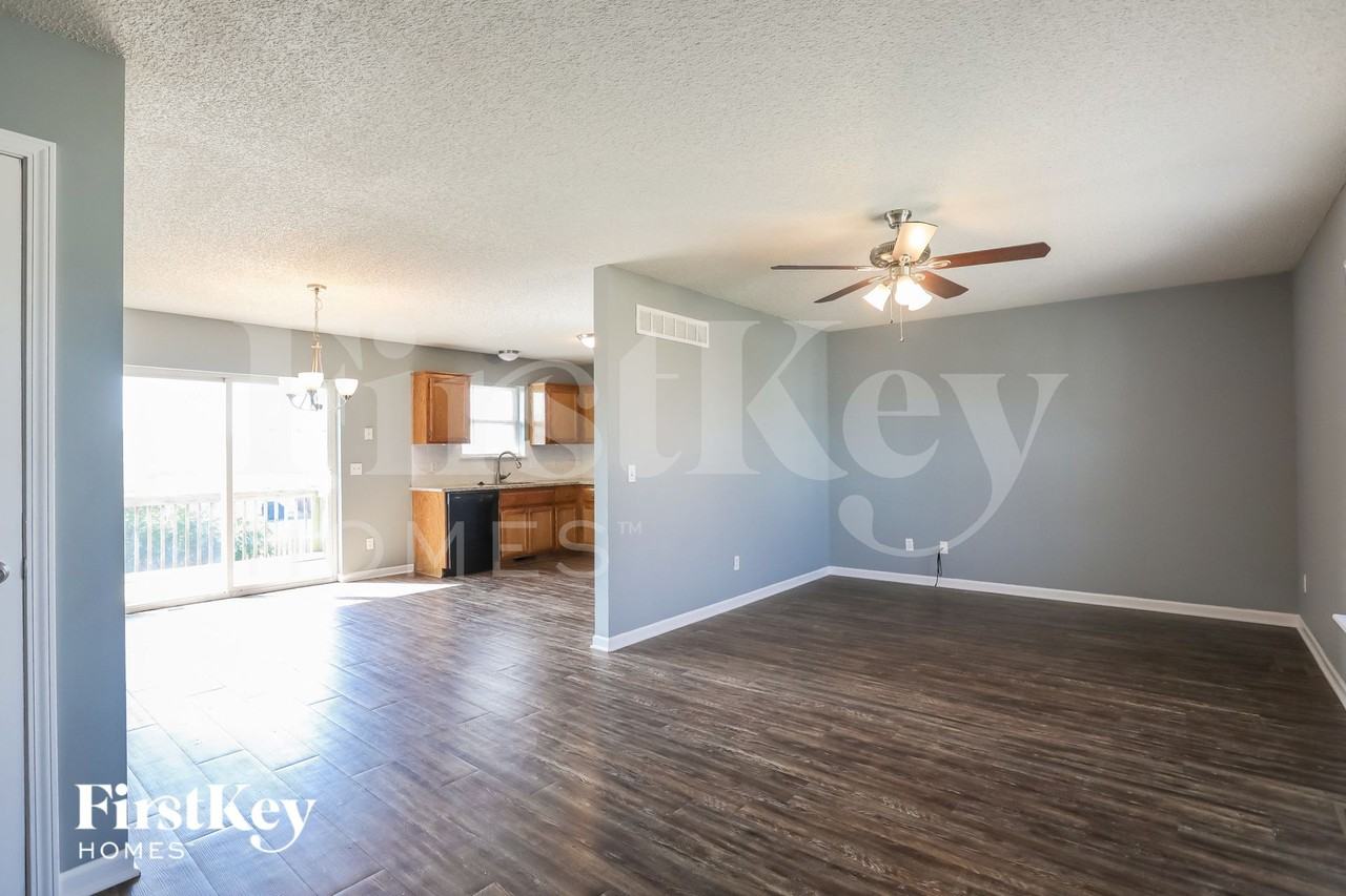 2211 Larkspur St - Photo 3 of 16