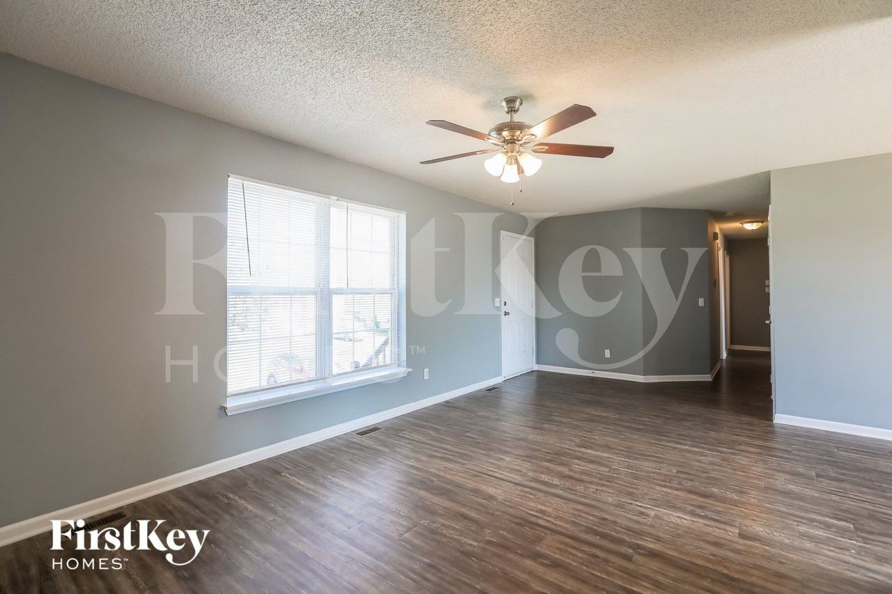 2211 Larkspur St - Photo 4 of 16