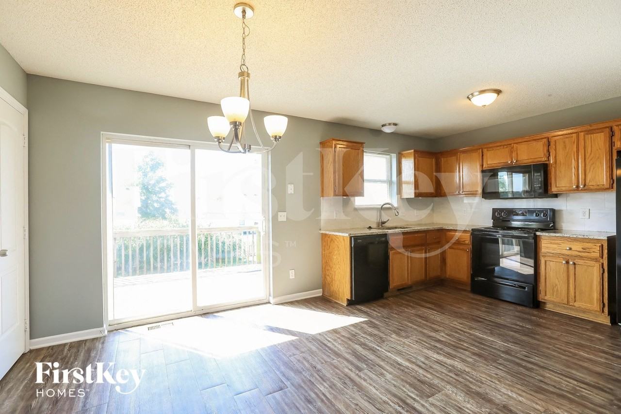 2211 Larkspur St - Photo 5 of 16