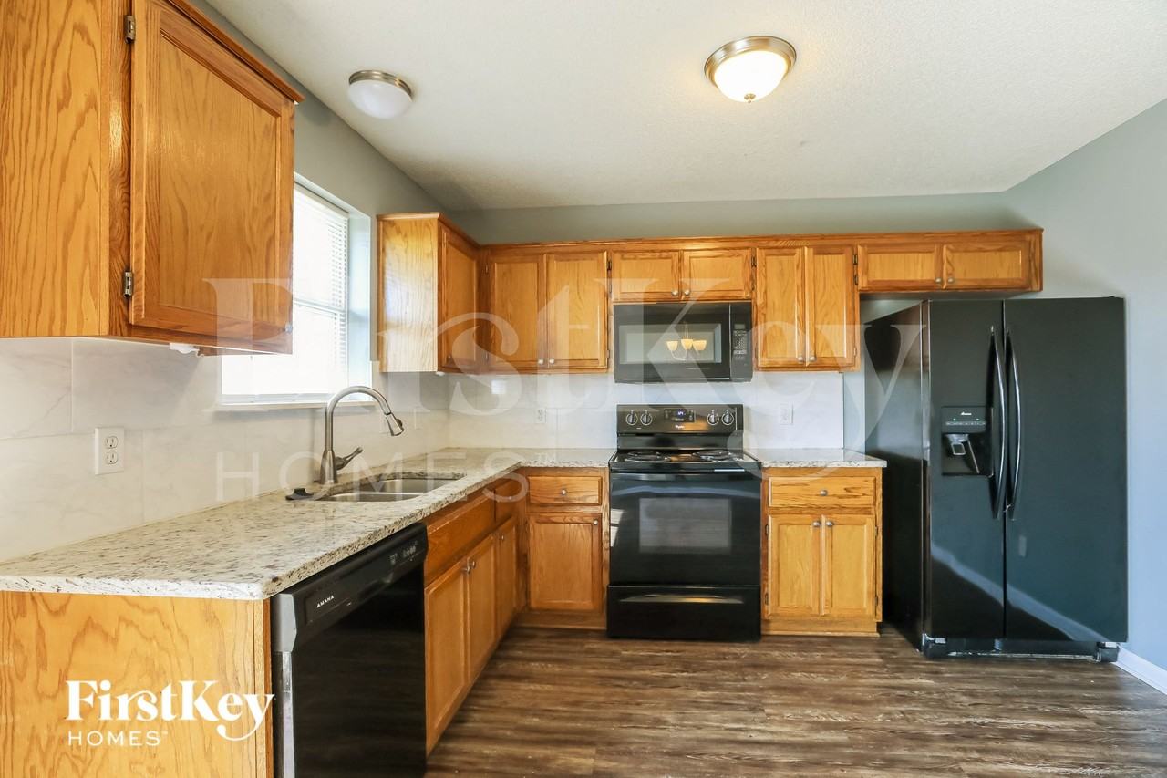 2211 Larkspur St - Photo 7 of 16