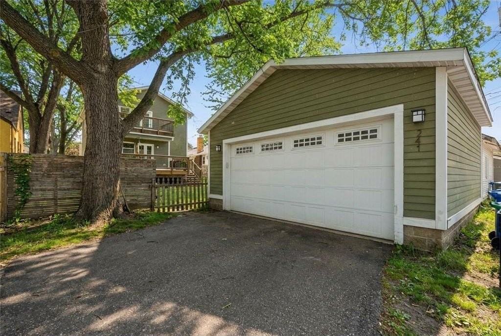 241 Russell Ave S - Photo 6 of 42