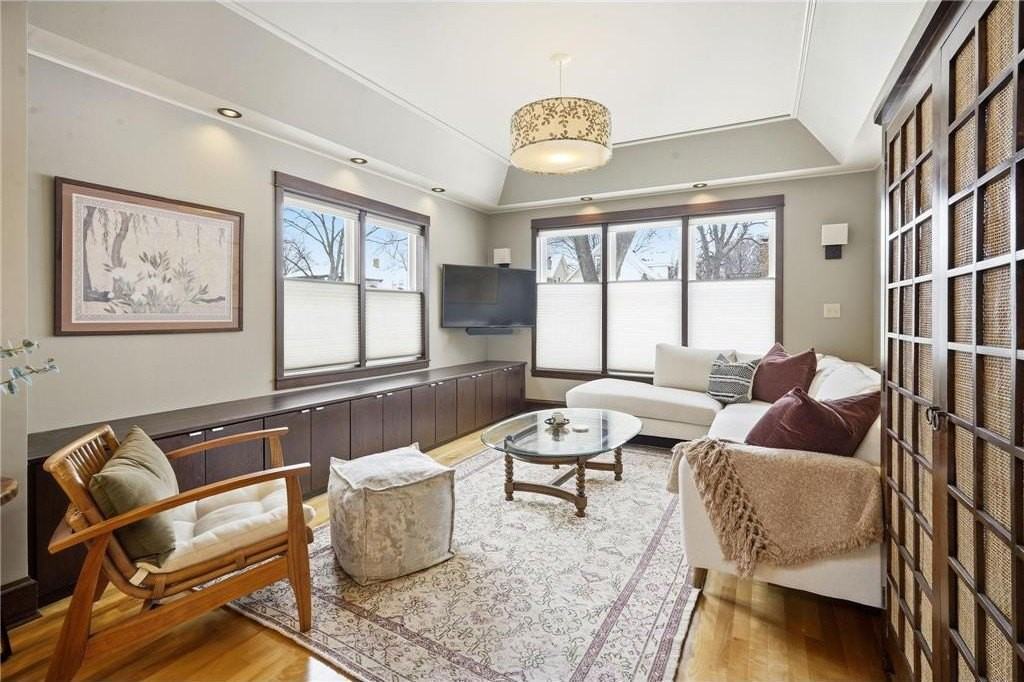 241 Russell Ave S - Photo 7 of 42