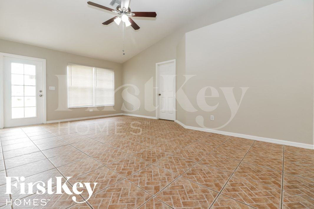 1302 Sw 35th St - Photo 2 of 15