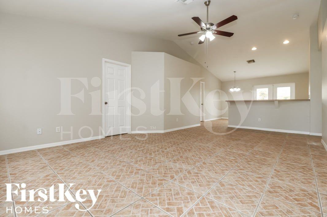 1302 Sw 35th St - Photo 3 of 15