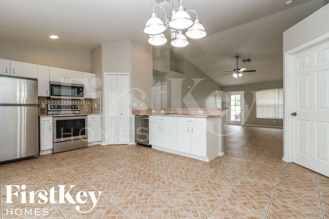 1302 Sw 35th St - Photo 4 of 15