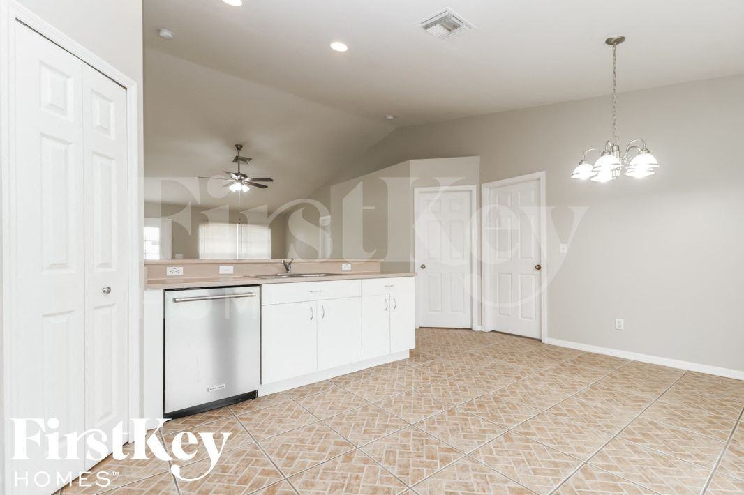 1302 Sw 35th St - Photo 6 of 15