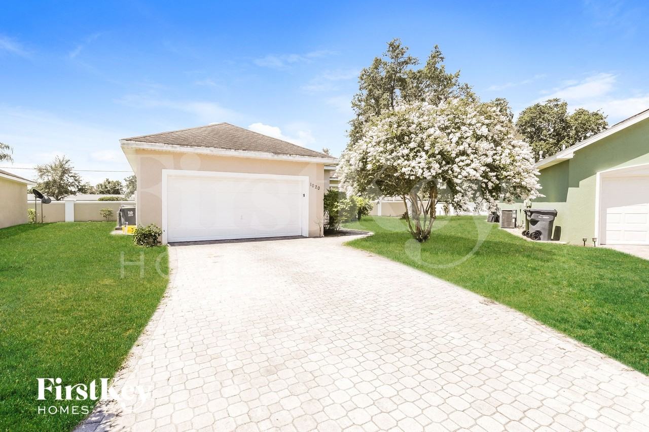 1020 Robin Ln - Photo 2 of 15