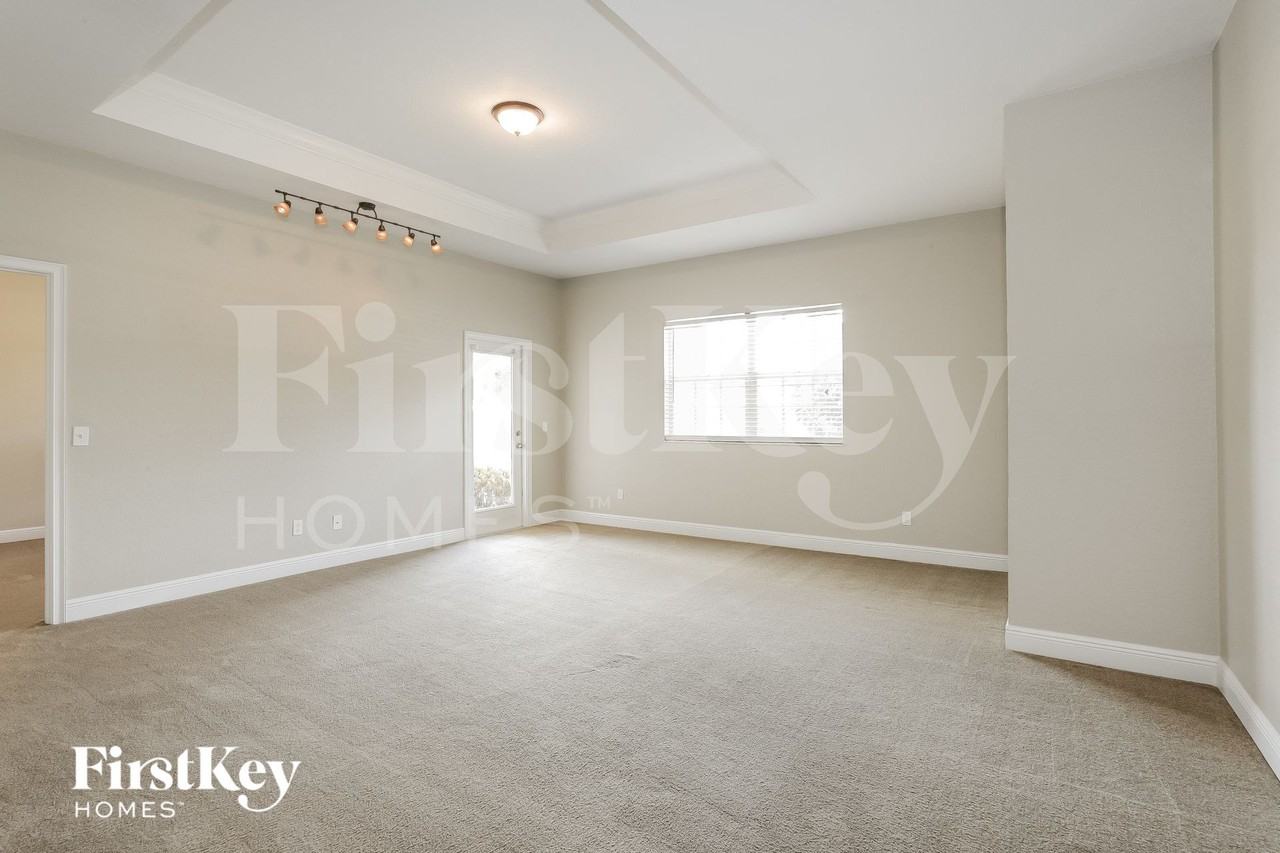 1020 Robin Ln - Photo 4 of 15