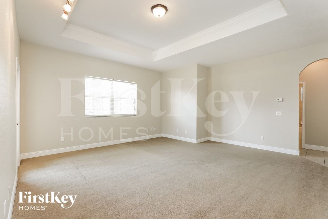 1020 Robin Ln - Photo 5 of 15