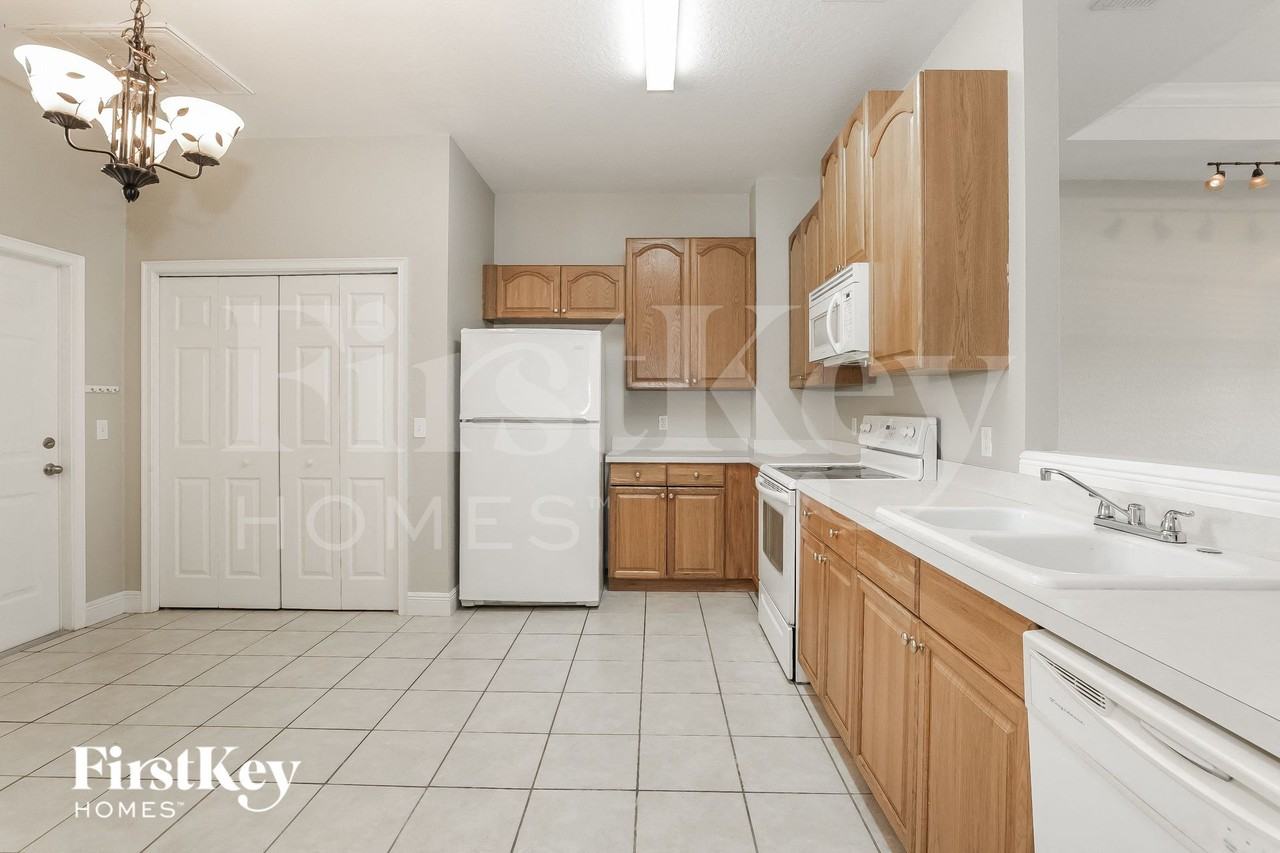 1020 Robin Ln - Photo 6 of 15