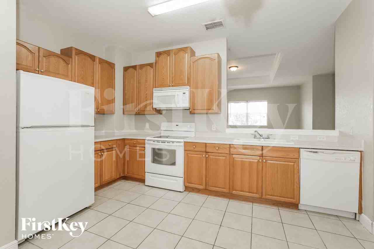 1020 Robin Ln - Photo 7 of 15