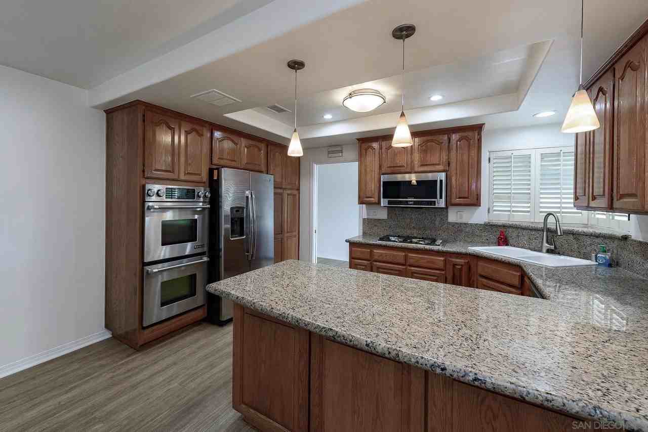 5640 Del Cerro Blvd - Photo 7 of 38