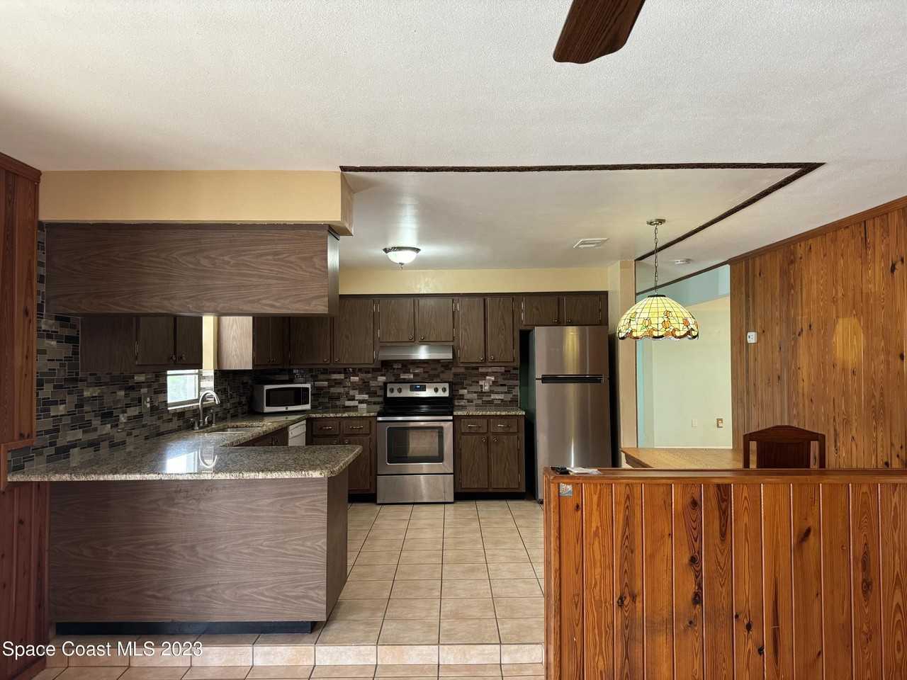 155 Perth Ave - Photo 5 of 29