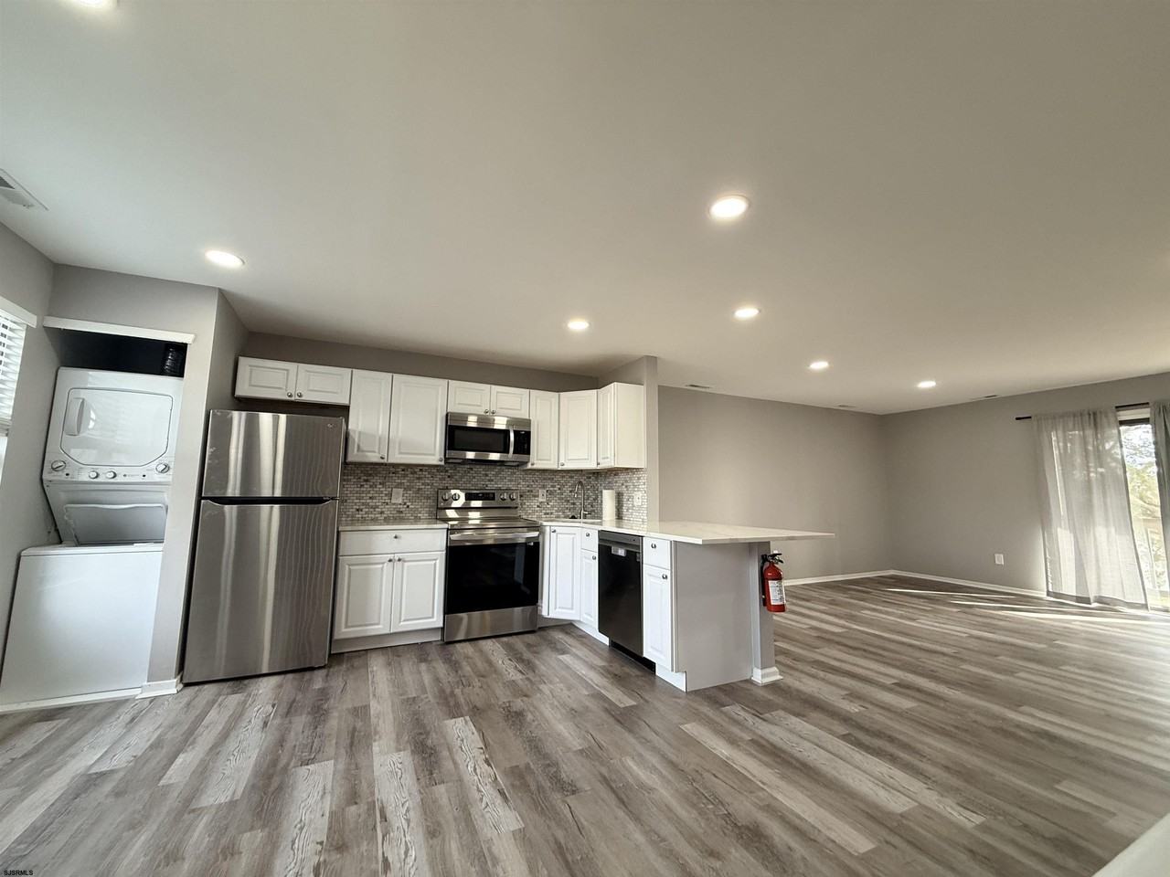 3137 Woodlands Dr - Photo 2 of 14