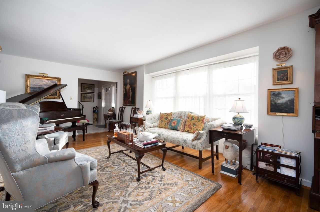 2409 Sweetbriar Rd - Photo 5 of 36