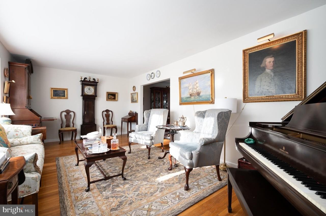 2409 Sweetbriar Rd - Photo 6 of 36