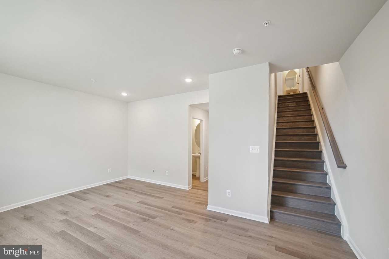 2513 Gatwick Ln - Photo 2 of 20