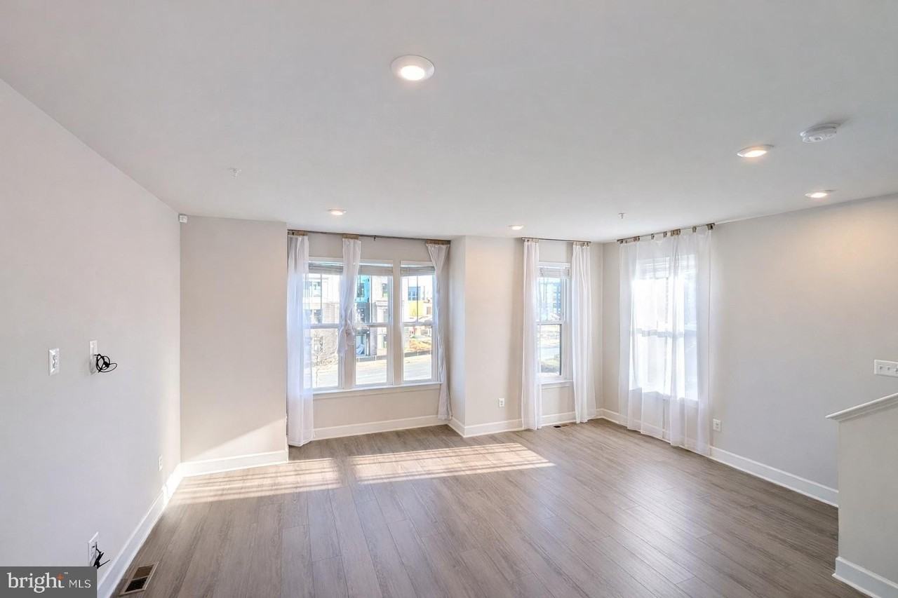 6710 Belcrest Rd - Photo 2 of 22