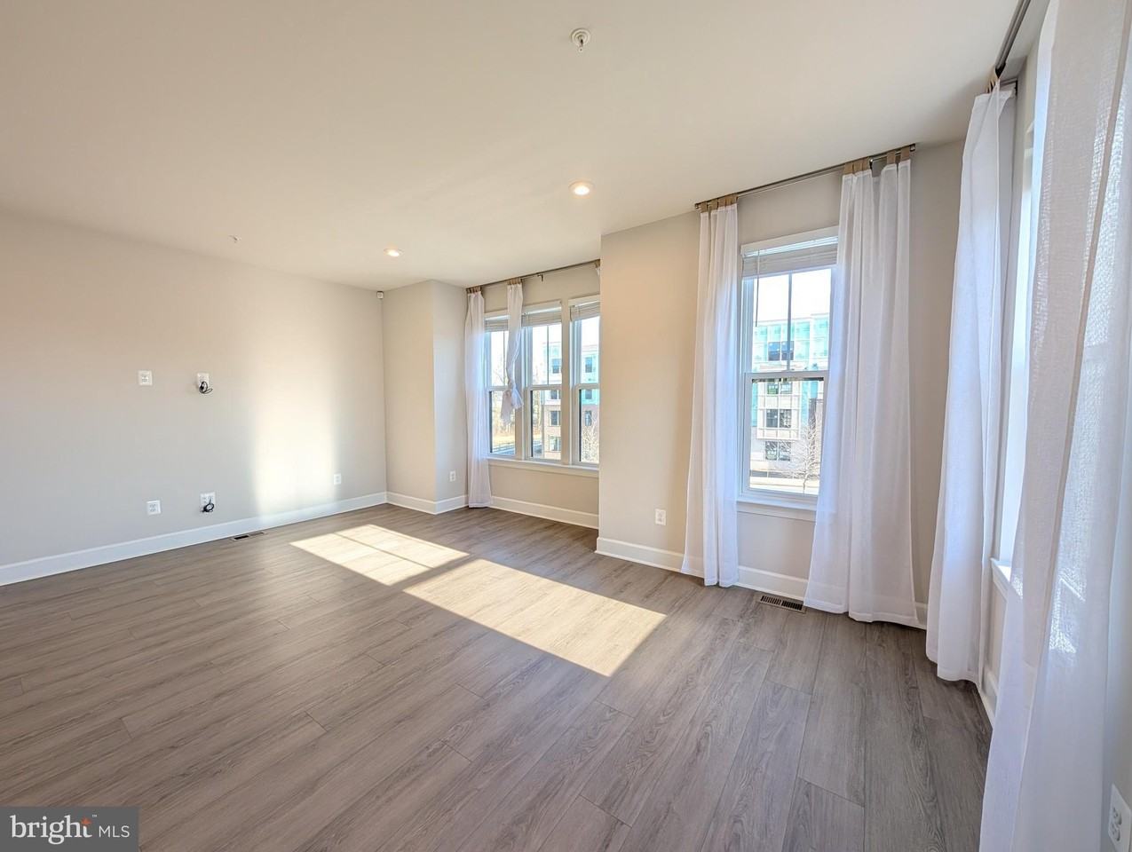 6710 Belcrest Rd - Photo 3 of 22