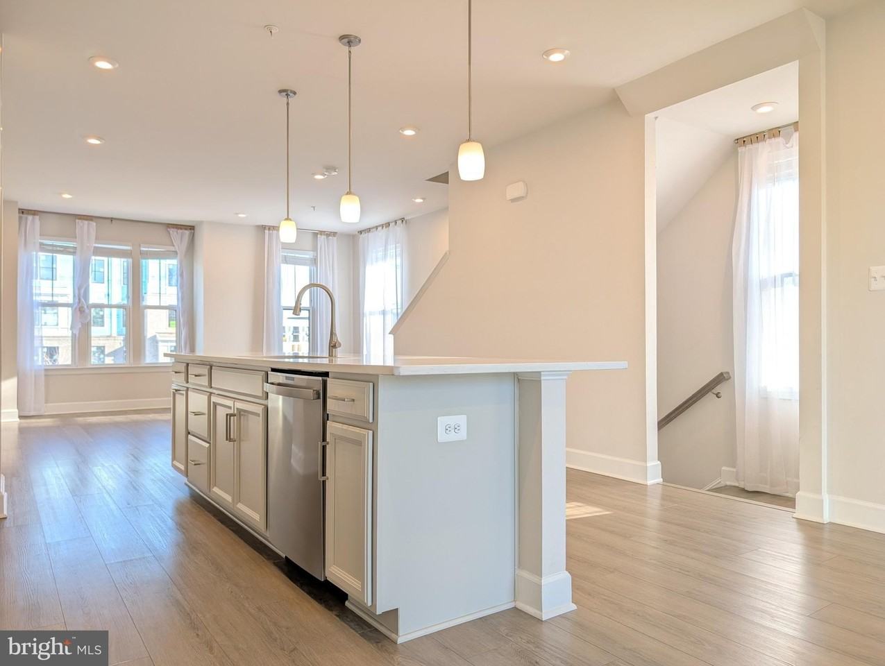 6710 Belcrest Rd - Photo 4 of 22