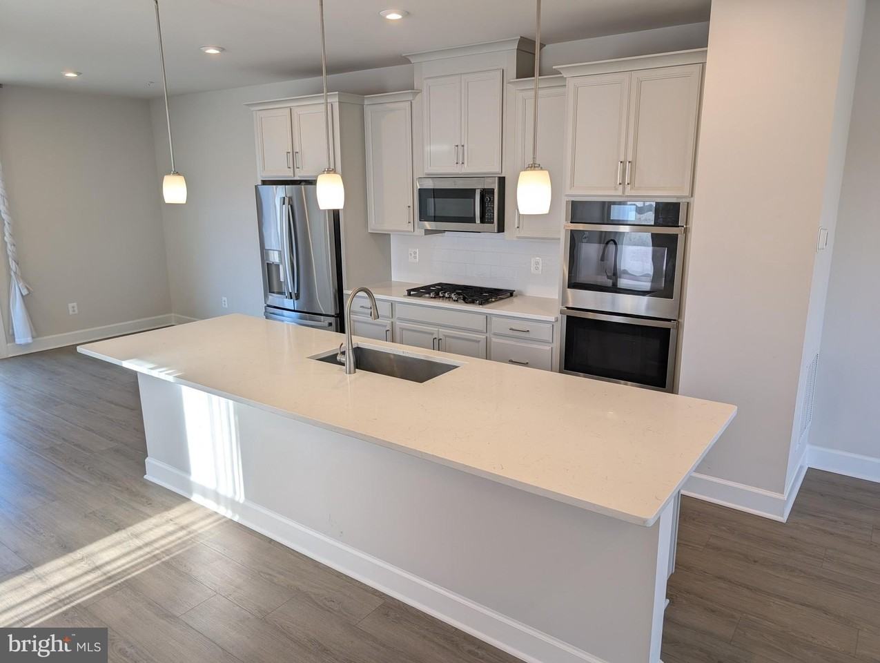 6710 Belcrest Rd - Photo 5 of 22