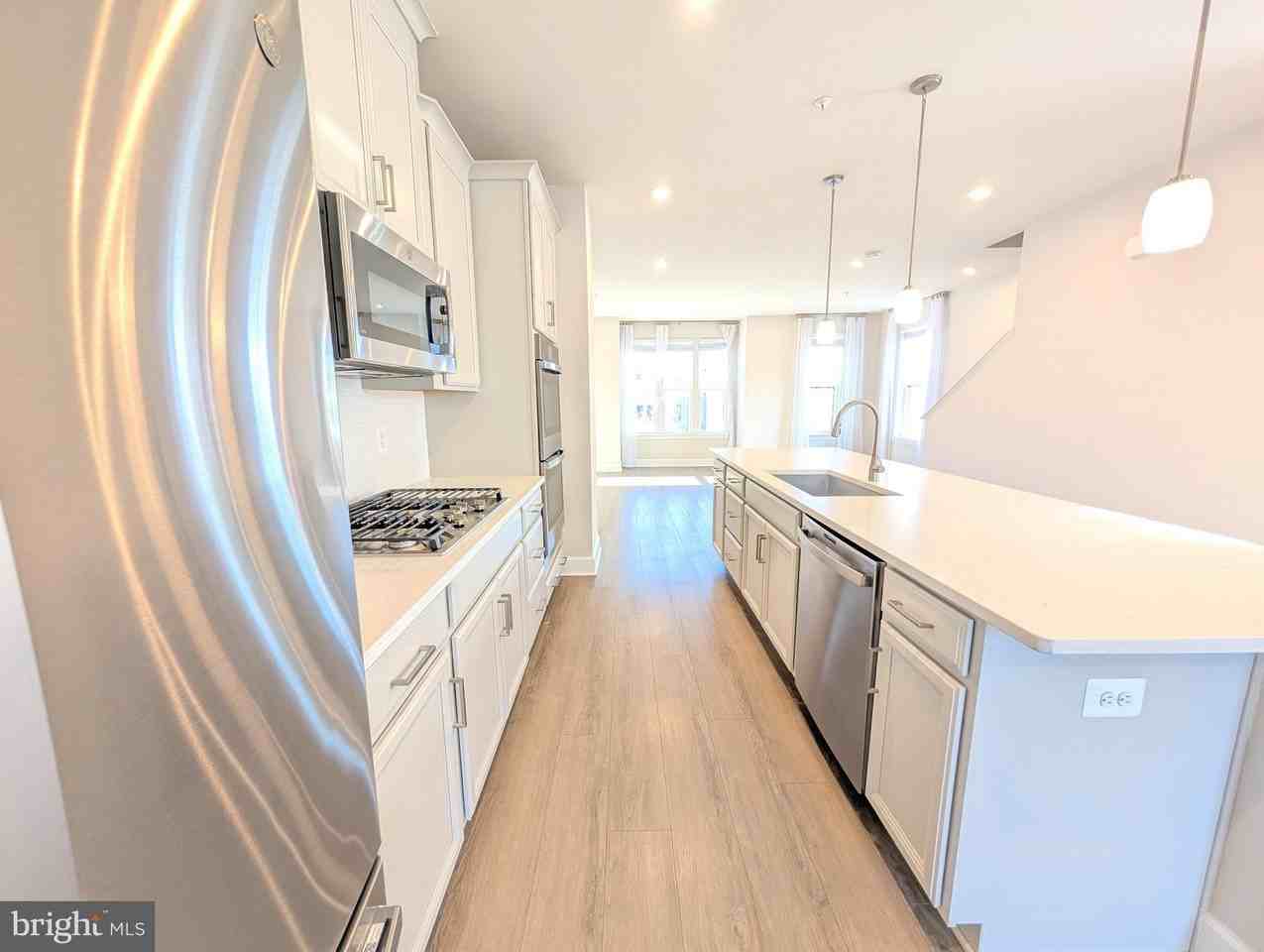 6710 Belcrest Rd - Photo 6 of 22