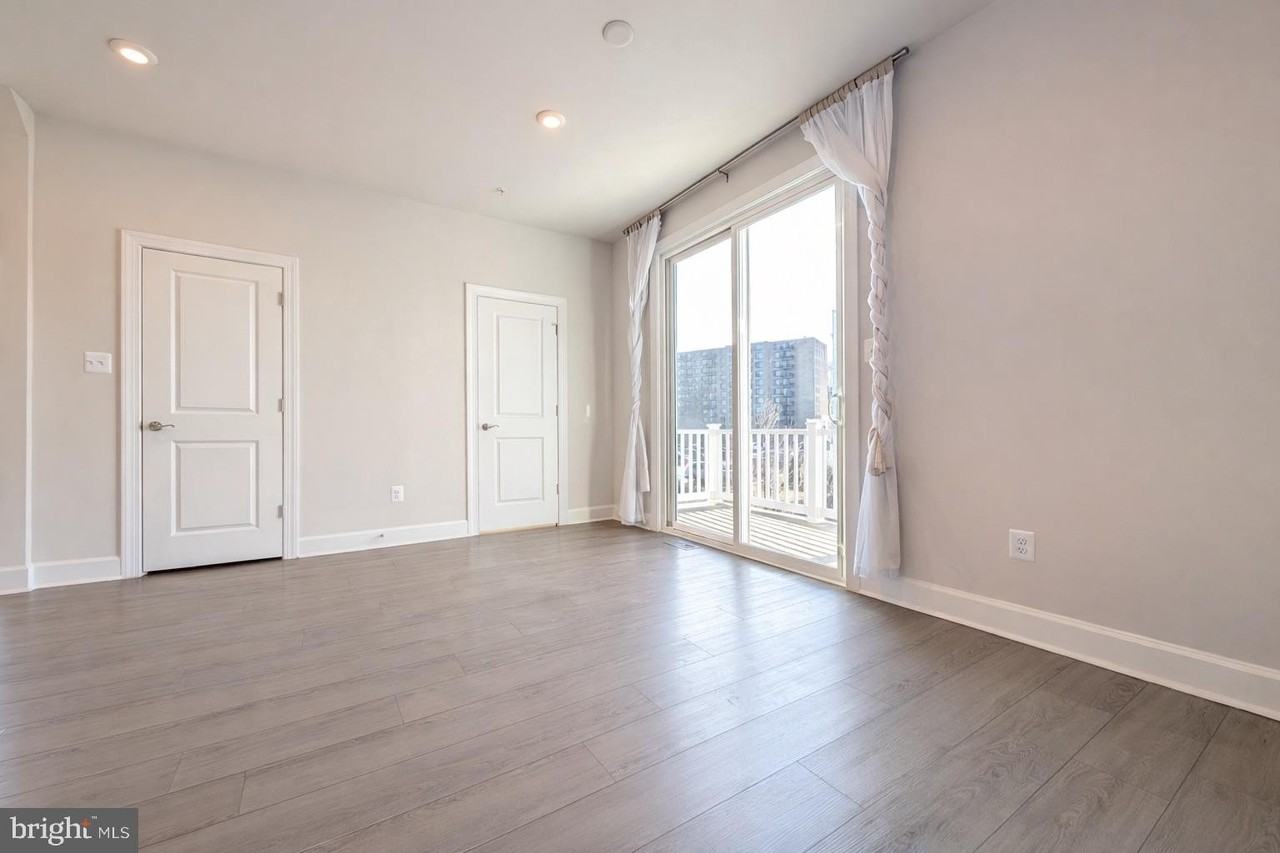 6710 Belcrest Rd - Photo 7 of 22