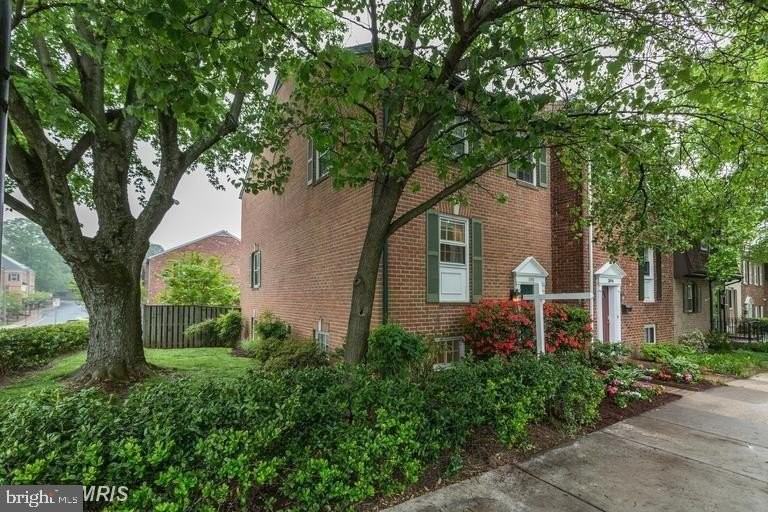 3898 University Dr - Photo 2 of 24