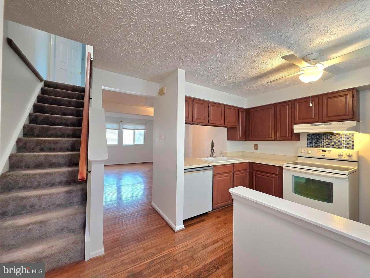 8568 Koluder Ct - Photo 3 of 29