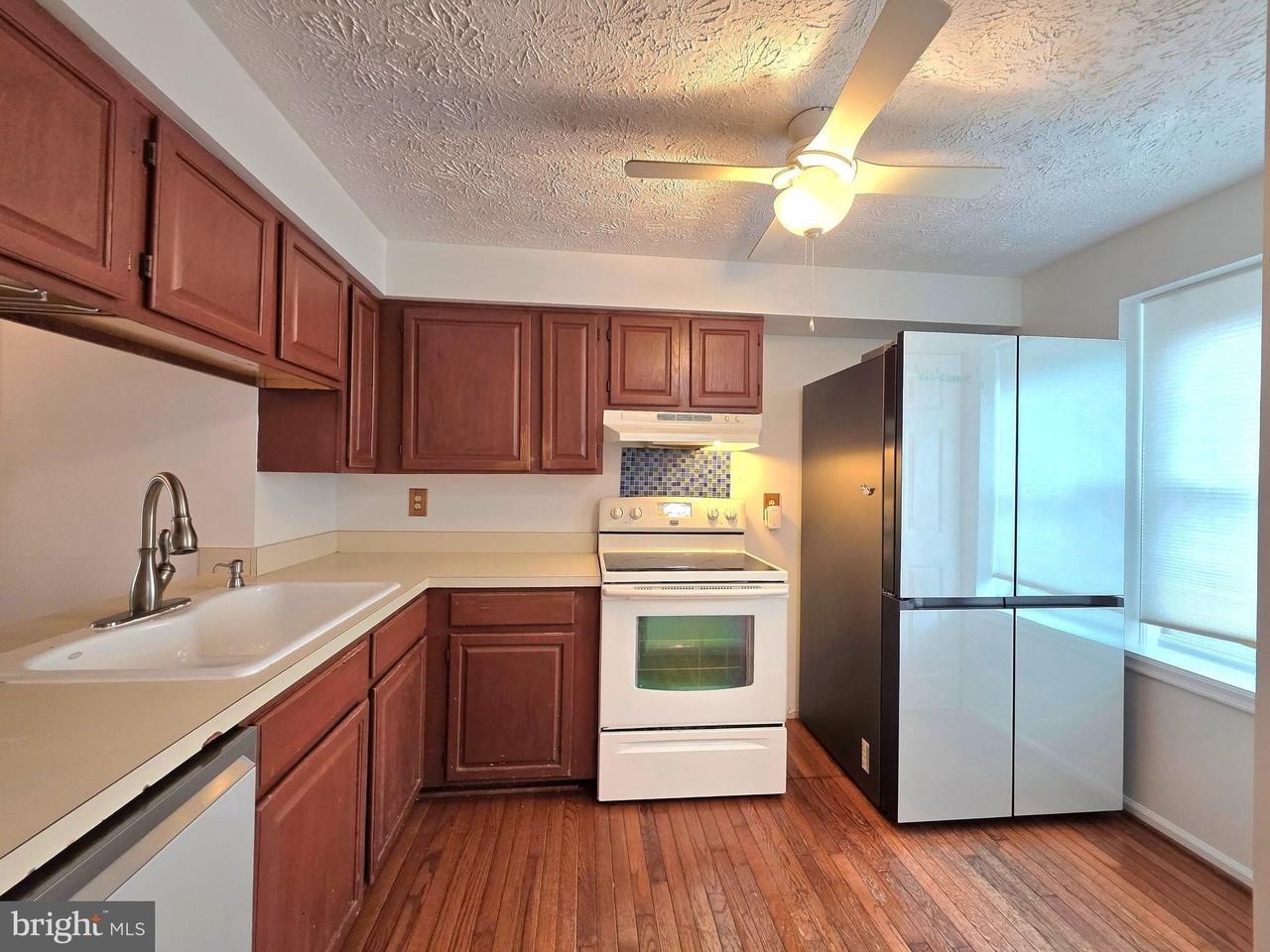 8568 Koluder Ct - Photo 4 of 29