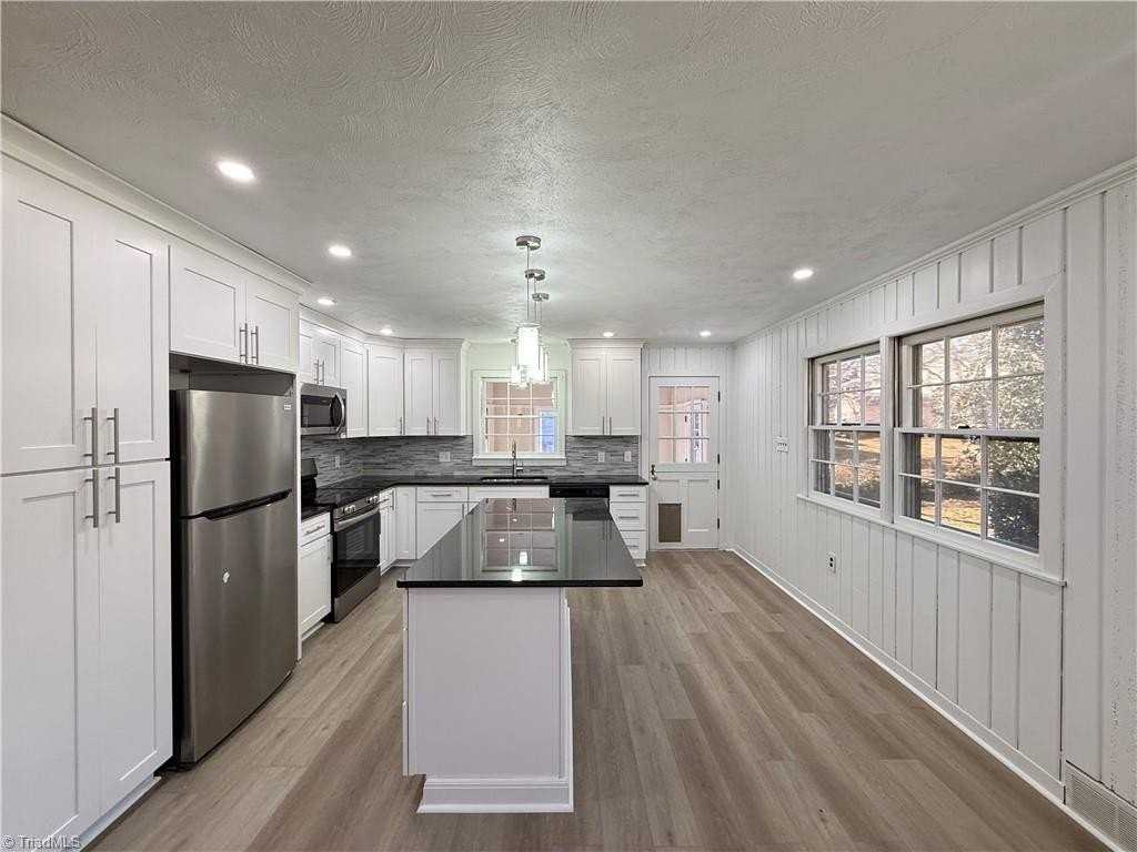 2841 Deerwood Dr - Photo 2 of 24