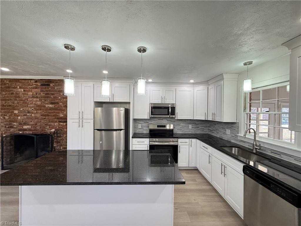 2841 Deerwood Dr - Photo 3 of 24