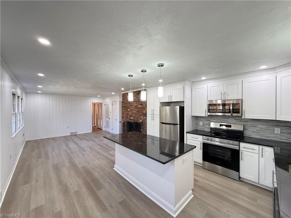 2841 Deerwood Dr - Photo 4 of 24