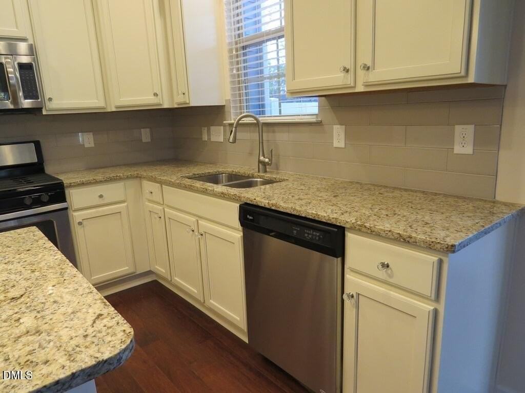 3908 Valley Side Ct - Photo 4 of 15