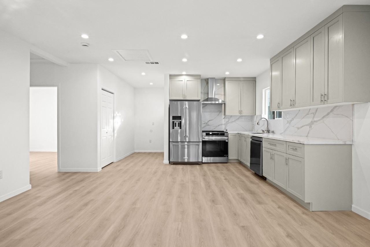 1642 S Crest Dr - Photo 5 of 24