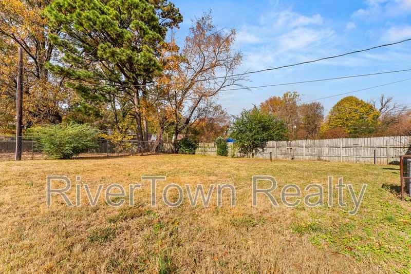 1093 N Watkins St - Photo 2 of 17