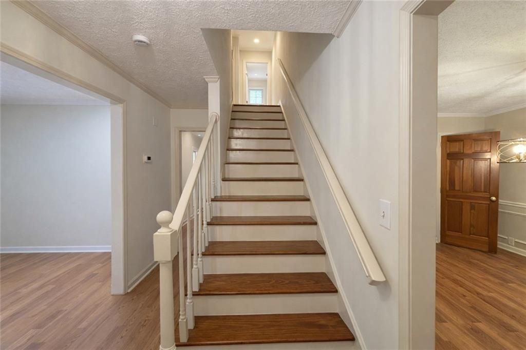 807 Oak Bridge Ln - Photo 2 of 38