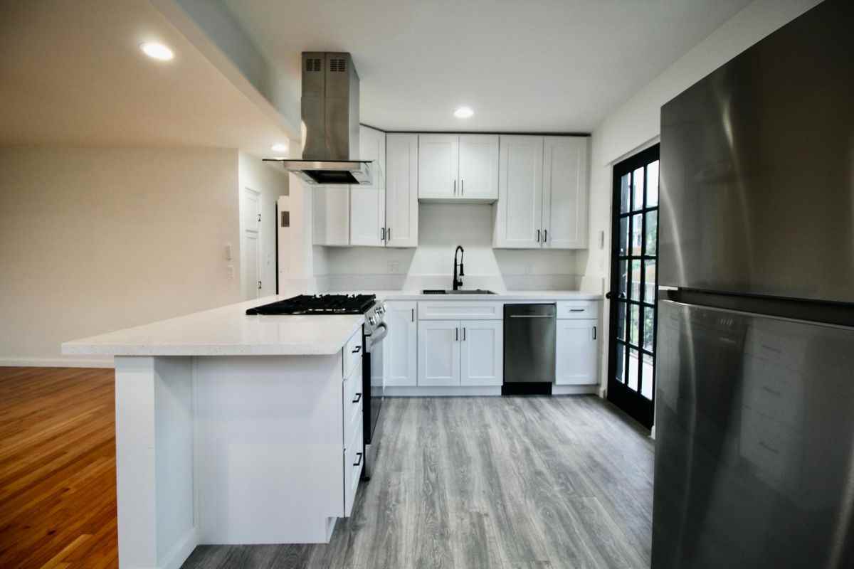 4689 Monroe Ave - Photo 3 of 14