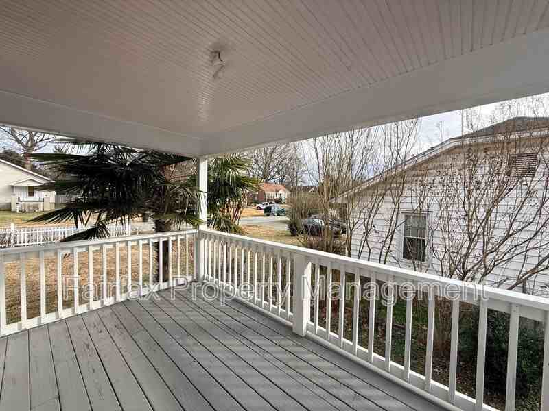 315 Georgia Ave - Photo 6 of 25