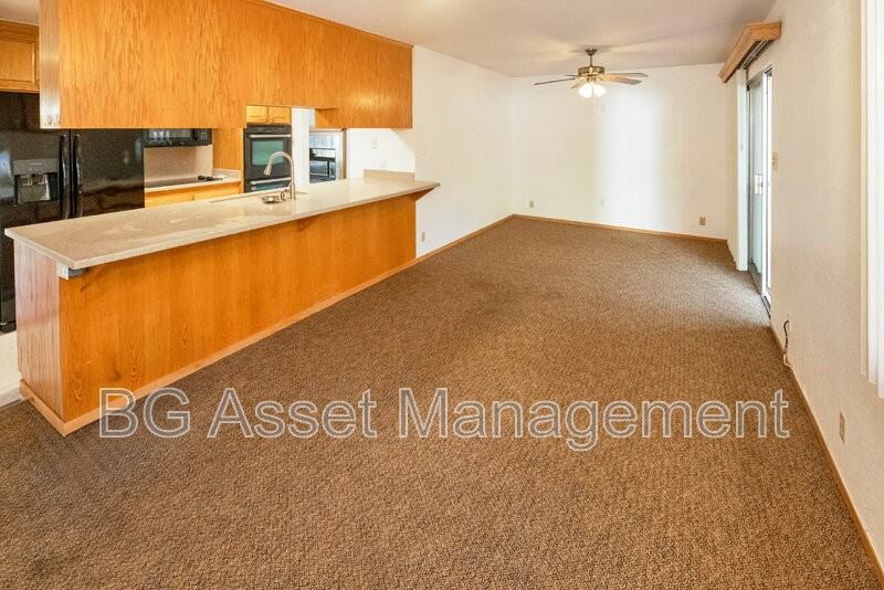 2901 Doidge Ave - Photo 7 of 38