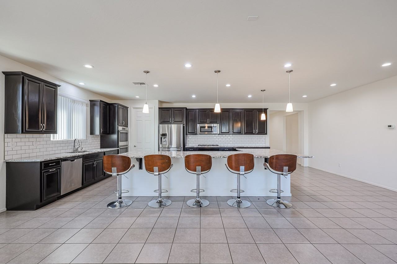 15734 W Mckinley St - Photo 7 of 39