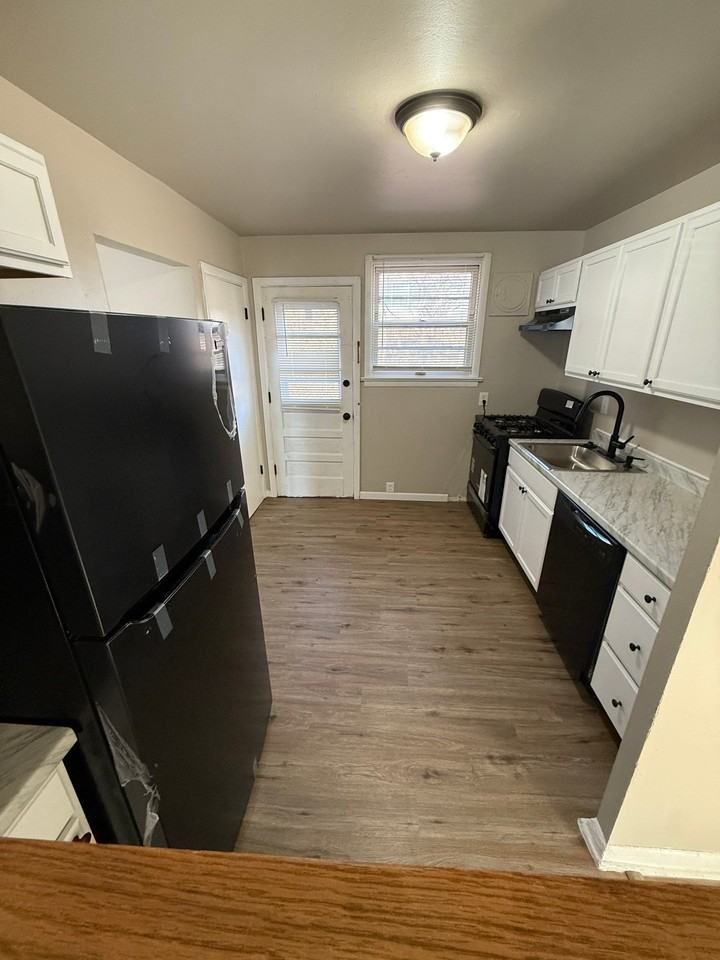 923 Highmont Dr - Photo 2 of 13