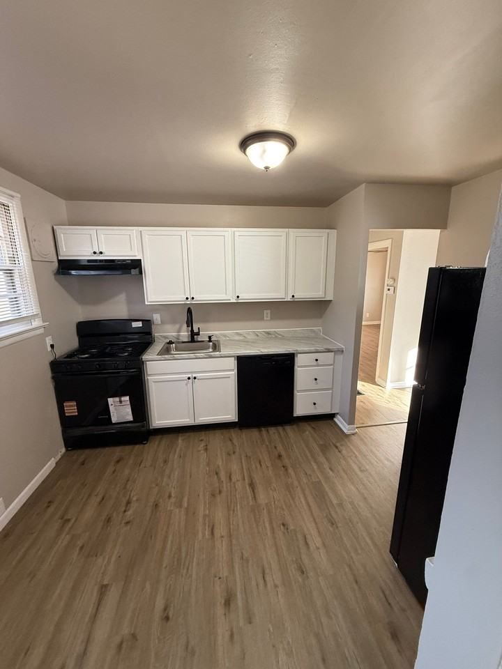 923 Highmont Dr - Photo 3 of 13