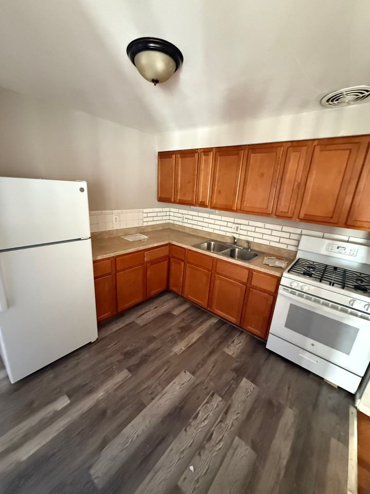 9800 Gloucester Dr - Photo 3 of 11