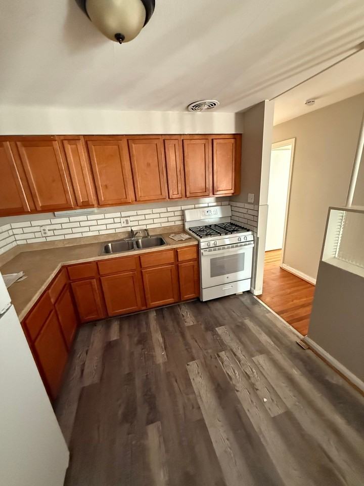 9800 Gloucester Dr - Photo 4 of 11