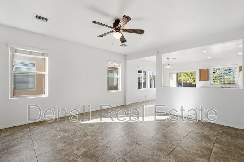 907 E Catkins Pl - Photo 4 of 31