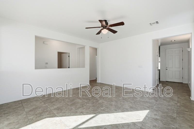 907 E Catkins Pl - Photo 5 of 31