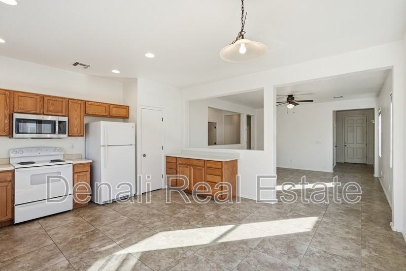 907 E Catkins Pl - Photo 6 of 31